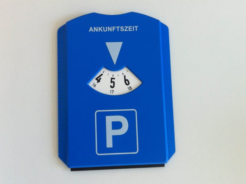 Die Parkscheibe Auf dem Bild sieht man eine klassische blaue Parkscheibe.