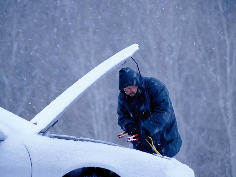 Brrr - mit wenigen Handgriffen lässt sich die Autobatterie überbrücken. (Bild: Jim Craigmyle/Getty Images) Brrr - mit wenigen Handgriffen lässt sich die Autobatterie überbrücken. (Bild: Jim Craigmyle/Getty Images)